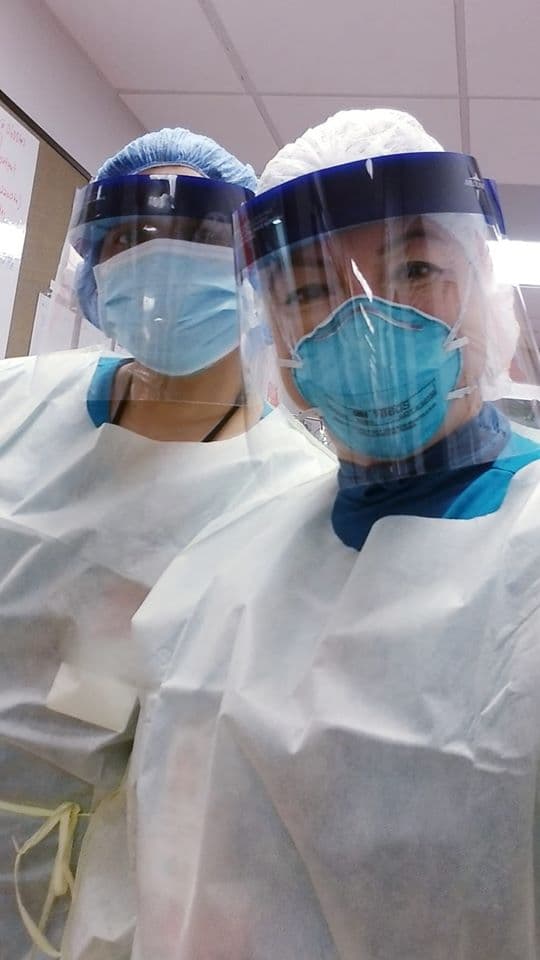 Asistente de enfermería de Mount Sinai Queens Blanca Irene Arbeláez con su colega trabajando durante la coronavirus. Muchos hospitales del área han colapsado por la cantidad de personas contagiadas en el área tri-estatal.