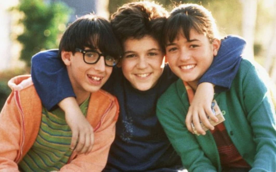 'The wonder years' fue una serie que se transmitió por televisión de 1988 a 1993. Ambientada en los estertores de los años 60 y principios de los 70, relataba las aventuras de tres adolescentes que intenteban sobrevivir al atropellado ambiente cambiante de la época: Kevin Arnold (Fred Savage de azul), su mejor amigo Paul (Josh Saviano), y la eterna enamorada de Kevin, Winnie Cooper (Danica McKellar).