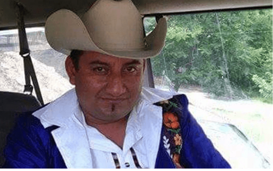 Testigos afirman que primero lo golpeó y luego le disparó en la cabeza y el tórax con una pistola calibre 22. 'Gelo' Reyes huyó en taxi con su esposa y se desconoce su paradero.