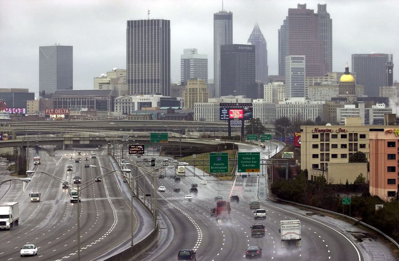 <b>Atlanta: </b>La alcaldesa de Atlanta, Keisha Lance Bottoms, 
<a href="https://www.univision.com/local/atlanta-wuvg/ordenan-el-uso-de-tapabocas-y-prohiben-las-reuniones-de-mas-de-10-personas-en-atlanta">firmó una orden ejecutiva que exige el uso de máscaras en toda la ciudad. </a>