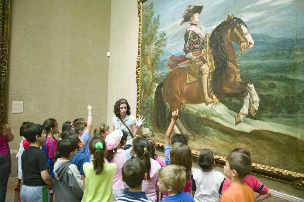 <a href="https://www.amrevmuseum.org/" target="_blank">El Museo de la Revolución Americana</a> también esta participando con videos en su pagina web que podría ser un recurso muy educacional para tus hijos. Pueden aprender un poco sobre la historia de los EE. UU. mientras divirtiéndose como si estuvieran físicamente en el museo.