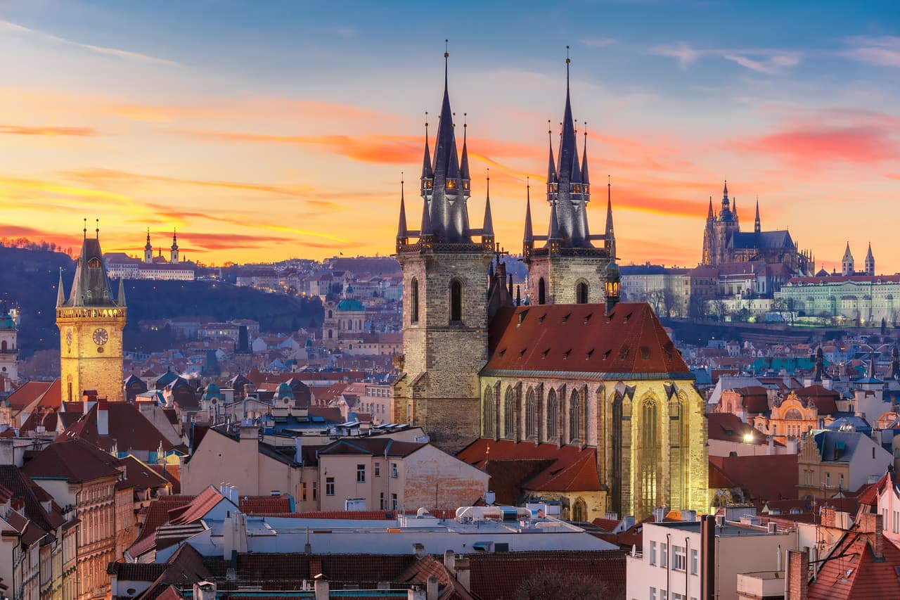 <b>República Checa</b>
<br>
<br>Checoslovaquia fue un país miembro del Pacto de Varsovia que se dividió en República Checa y Eslovaquia en 1993. La República Checa ingresó en la OTAN 1999 y hoy tiene una población de casi 11 millones de habitantes. 
<br>
<br>El ingreso de un país a la OTAN garantiza que si un país es atacado todos los aliados responderán a ese ataque, lo que significa para los antiguos países del Bloque comunista una protección contra las ambiciones de Putin.
<br>