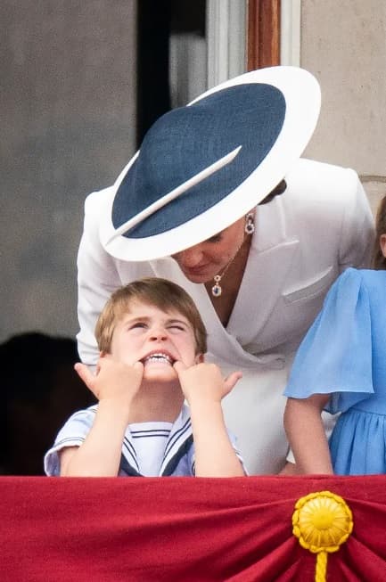 La duquesa de Cambridge se acercó a su adorable hijo mientras este tenía las manos en su boca y hacía una mueca, parecía recordarle que se comportara mejor. 
<br>