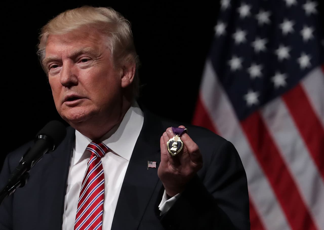 Donald Trump sostiene una medalla Purple Heart que se le concede a miembros del ejército de los Estados Unidos, heridos o muertos en acciones de guerra, después de 1917.