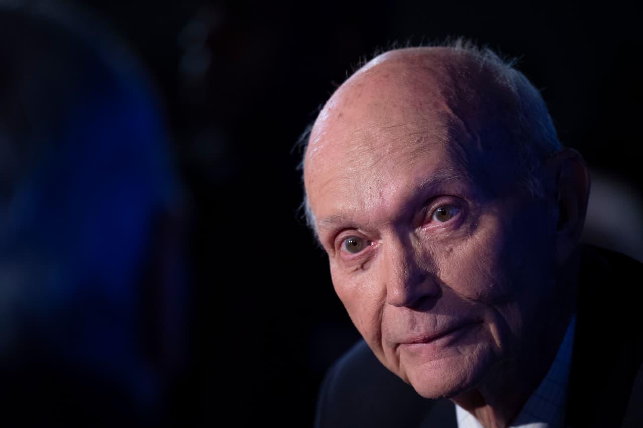 <b>Michael Collins, 90 años</b>
<br>
<br>Astronauta y aviador
<br>
<br>(31 octubre 1930 - 28 de abril 2021)
<br>
<br>Su nombre estará siempre ligado al del Apolo 11: formó parte de la histórica misión de 1969 que llegó a la Luna junto a Neil Armstrong y Buzz Aldrin. Falleció de cáncer.
<br>
