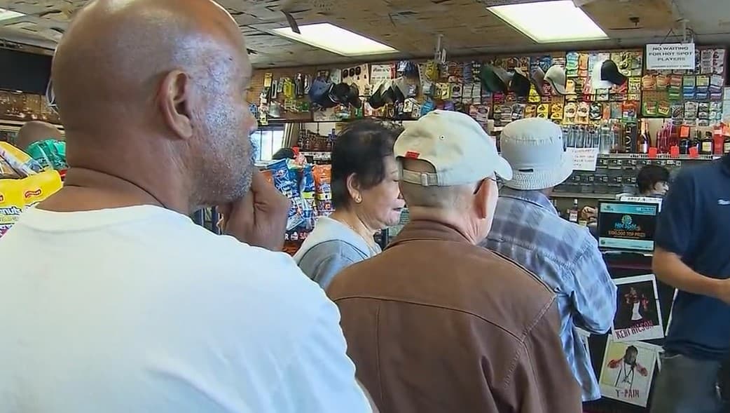 Sin embargo, la abogada Rodríguez indica que, como una persona puede reclamar el premio independientemente de su estatus legal, 
<b>será mejor no arriesgarse a que alguien más se quede con el dinero</b>.