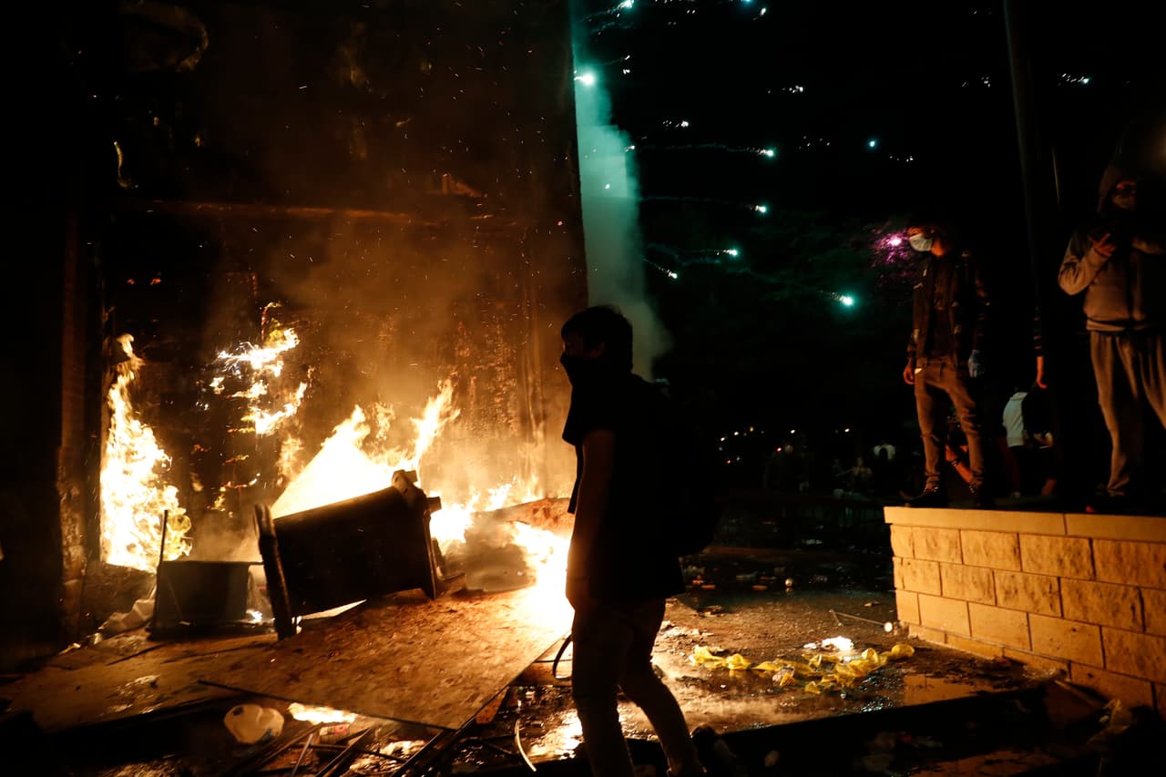 Un video en vivo mostró a los manifestantes entrando al edificio, donde sonaron las alarmas de incendio y los rociadores se activaron. La policía parecía haber abandonado el edificio ubicado en el vecindario no lejos de donde Floyd murió el pasado lunes.