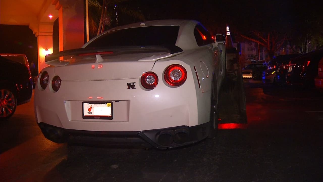 Nombre: Nissan GT-R (Sexta Generación)
<br>Precio Base: $106,650
<br>Motor: V6 3.8 litros Twin-Turbo
<br>Potencia: 545 hp @ 6400 rpm 463 lb-ft @ 3200 rpm
<br>Velocidad Máxima: 192 mph (307 km/h)
<br>Aceleración (0-60 mph): 3.0 segundos
<br>5