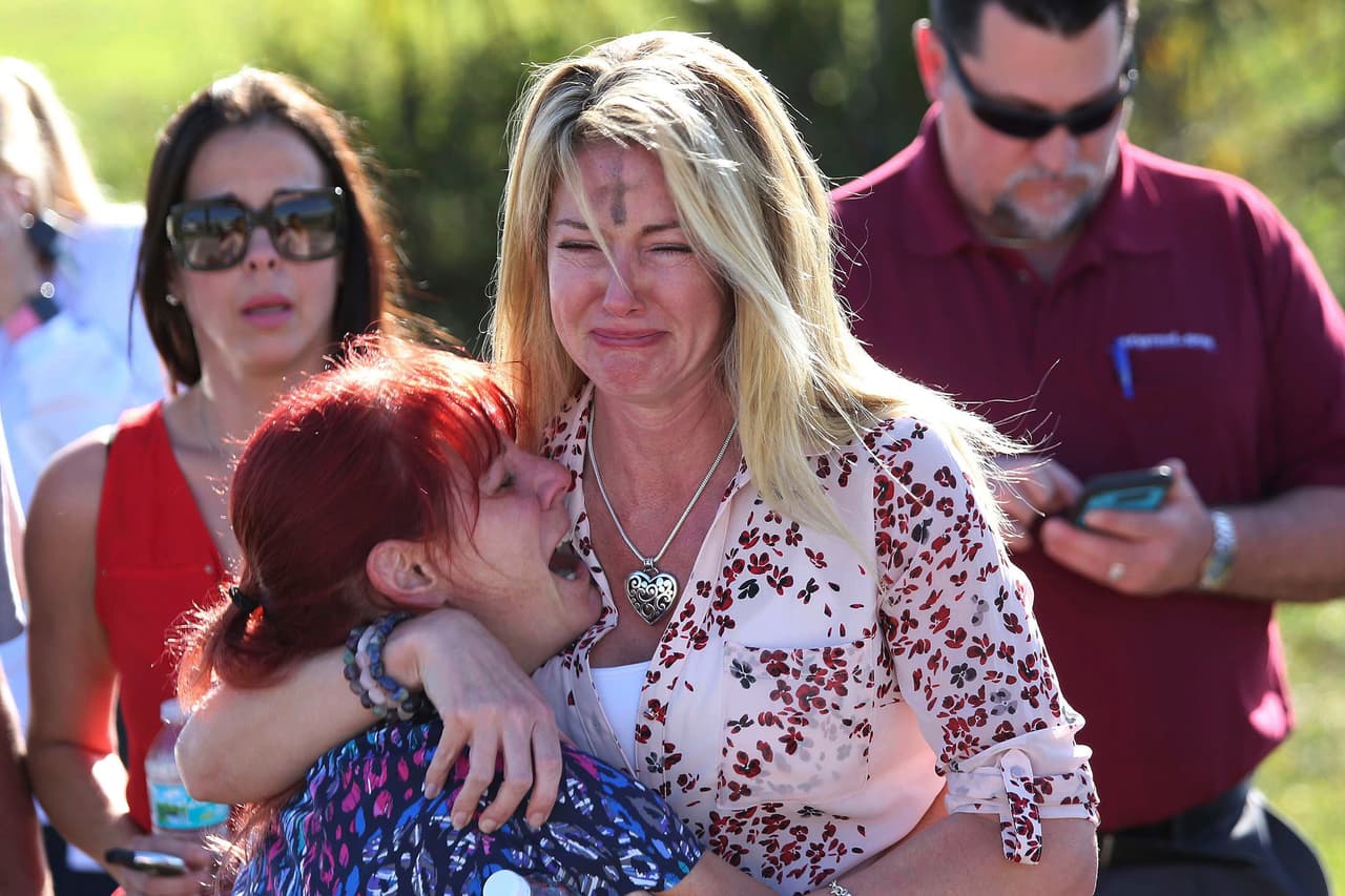 <b>Madres desesperadas esperan noticias de sus hijos luego de un tiroteo en una secundaria de Parkland, Florida (14 de febrero de 2018)</b>. Nikolas Cruz, un exalumno de la secundaria Marjory Stoneman Douglas 
<a href="https://www.univision.com/noticias/tiroteos/le-disparo-a-mi-profesor-esta-muerto-yo-lo-vi-asi-cuentan-los-sobrevivientes-la-masacre-de-parkland"><u>acribilló a sus excompañeros de escuela con un fusil de asalto el día de San Valentín y fue capturado por la policía</u></a>. Dejó 
<a href="https://www.univision.com/noticias/tiroteos/estas-son-las-historias-de-los-17-jovenes-que-murieron-en-el-tiroteo-en-la-secundaria-de-parkland"><u>17 personas muertas, 14 alumnos y tres profesores</u></a>. 
<a href="https://www.univision.com/noticias/tiroteos/las-fotos-que-no-se-deben-repetir-53-anos-de-tiroteos-masivos-en-lugares-publicos-de-eeuu-fotos"><u>Vea aquí las fotografías de los tiroteos masivos en lugares públicos en Estados Unidos en el último medio siglo</u></a>
<br>