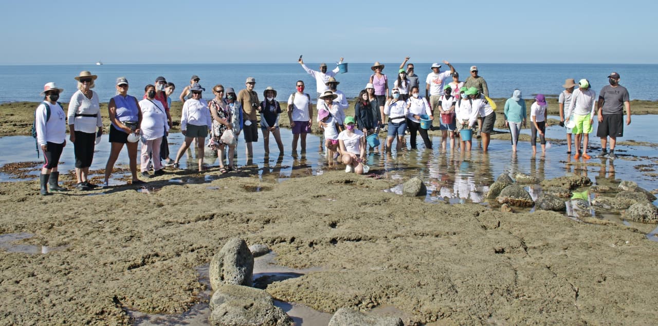 Los participantes llevaron a cabo una limpieza del arrecife rocoso (en donde se forman las pozas de marea) y de la playa. Esta limpieza se suma a la iniciativa de la organización The Ocean Conservancy (https://oceanconservancy.org/), la Limpieza Internacional de Costas, la cual se organiza anualmente con el fin de restaurar las playas de todo el mundo, pero también con el fin de colectar los datos de los principales tipos de basura encontrados para tener la información suficiente y proponer acciones para su reducción.