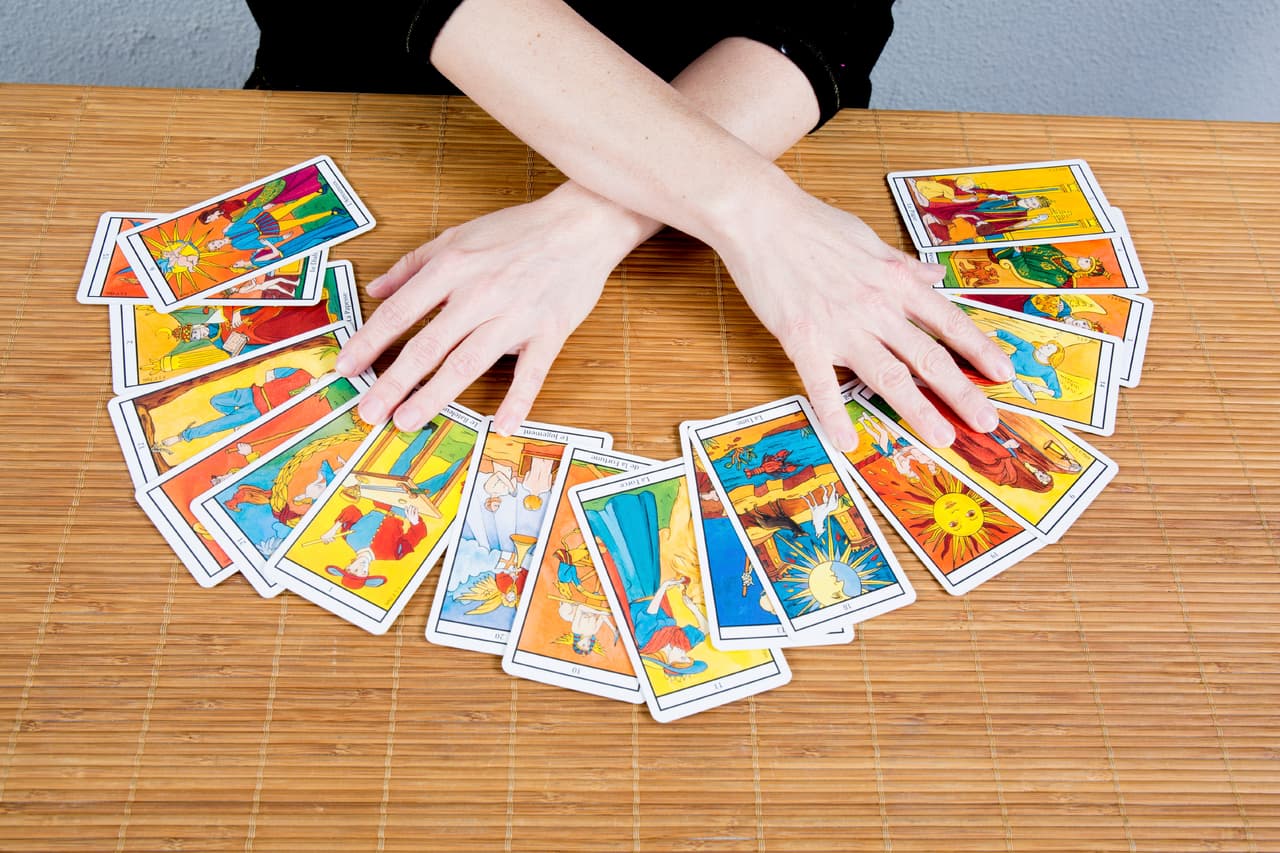 Posteriormente se fueron incorporando a las festividades de Halloween los péndulos, bolas de cristal, cristales de cuarzo, cartas de Tarot y otros símbolos adivinatorios asociados con el conocimiento de lo oculto que luego tendrían un renacer con el advenimiento de la llamada Nueva Era.