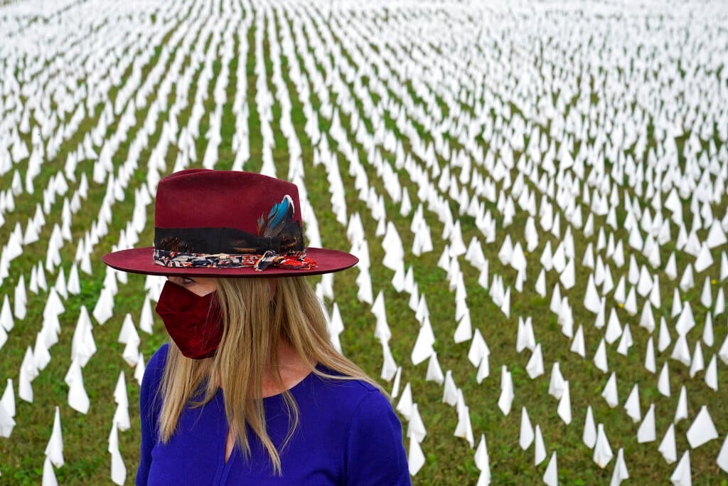 En su preparación para la insalación en Washington, Firstenberg dice que compró 630,000 banderas blancas en junio para poder cubrir el número total de vidas perdidas por el virus de acuerdo a un cálculo que ella misma realizó con los datos oficiales disponibles en ese mes.