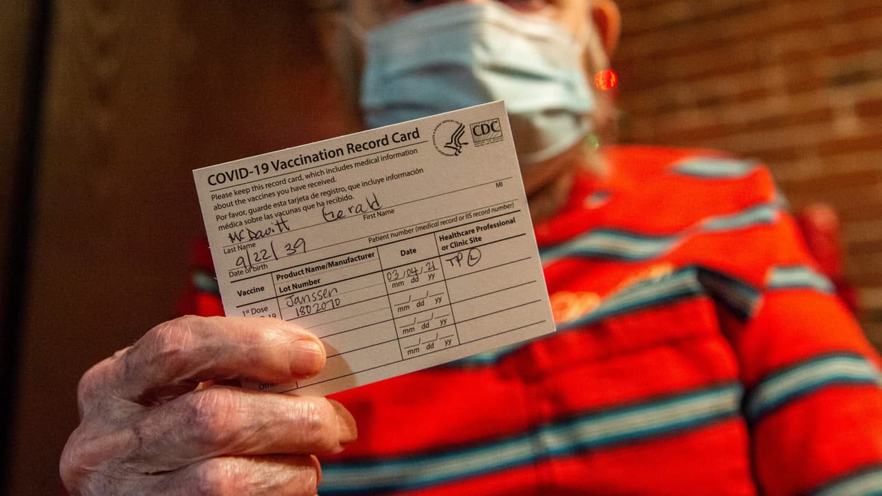Los peligros que generan las tarjetas falsificadas de vacunación contra el coronavirus vendidas en internet