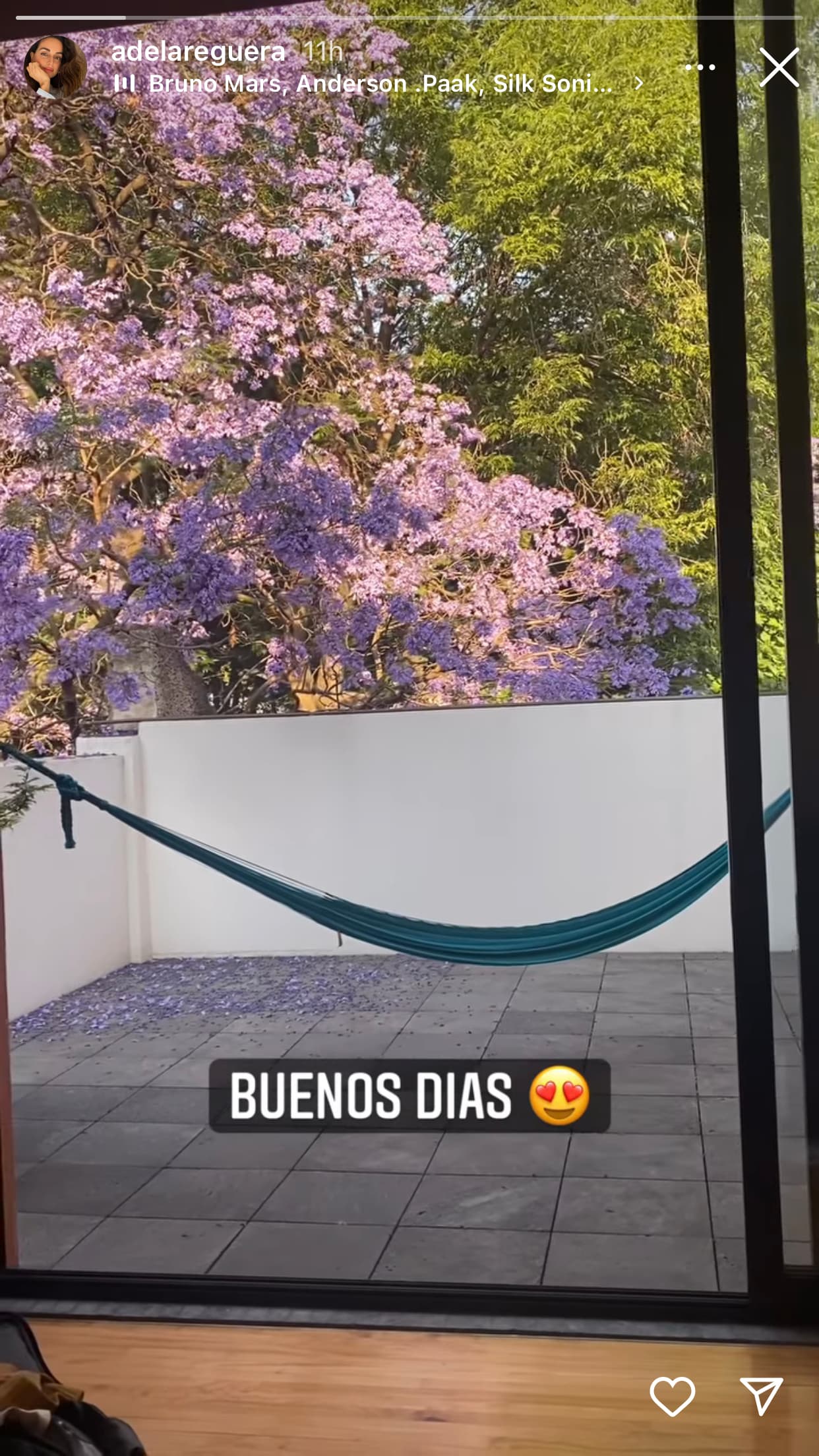 Por la mañana del lunes 4, Ana de la Reguera colgó esta imagen en sus historias de Instagram. Se observa una terraza con piso gris a la que se accede a través de una gran puerta con vidrio. Además, afuera 
<b>destaca una acogedora hamaca azul.</b>