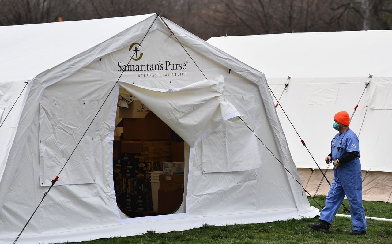 Otros dos hospitales temporales piensan abrirse en el Billie Jean King National Tennis Center en Flushing Meadows-Corona Park --que tendrá una capacidad de 350 camas--, y en el Brooklyn Cruise Terminal en Red Hook.