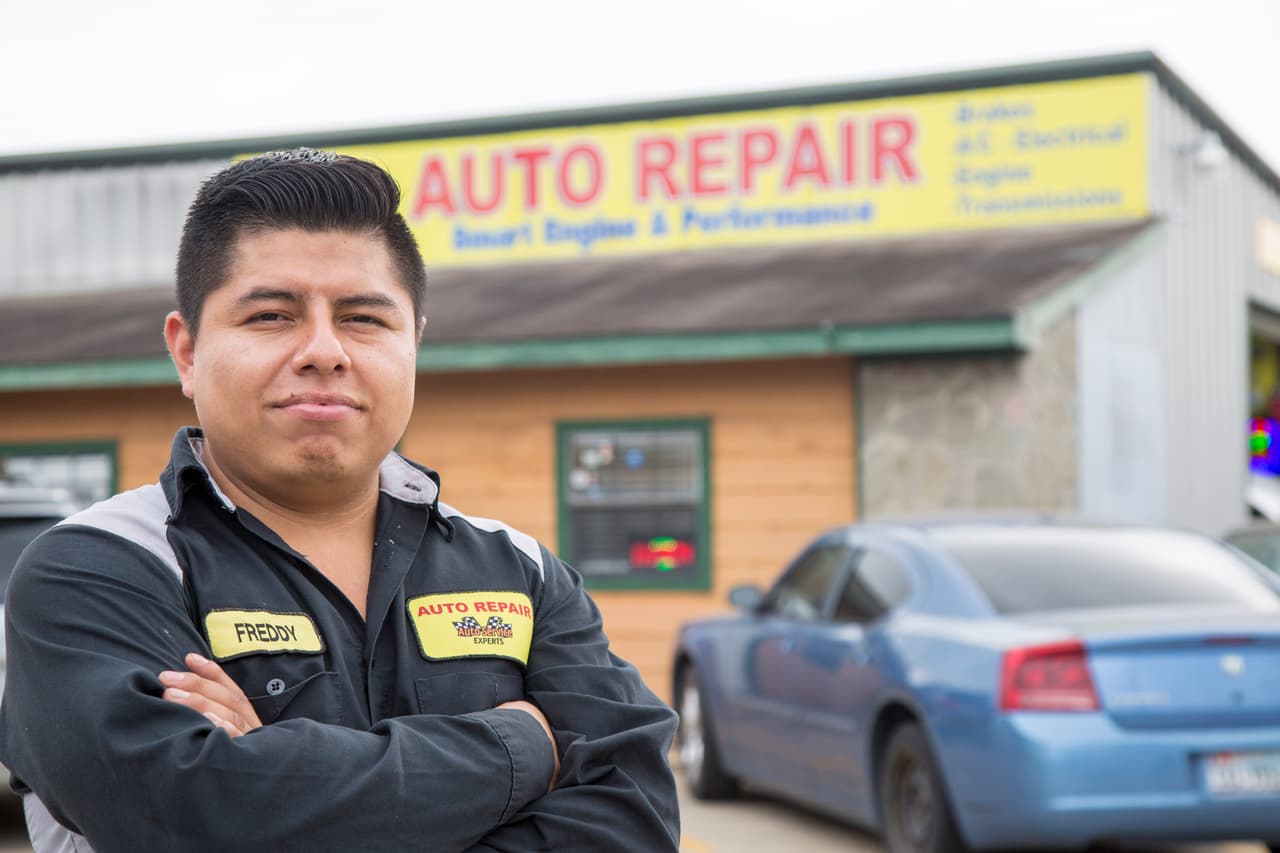 <b>Houston, Texas.- </b>Freddy Avan, de 28 años, decidió cerrar este lunes su taller de mecánica automotriz en Houston para apoyar la protesta. “Todo lo que está pasando de alguna manera ha sido positivo porque ha hecho que la comunidad se una”.
<br>
<br>
<b><a href="http://www.univision.com/houston/kxln/noticias/protestas/este-empresario-indocumentado-de-houston-apoyara-las-protestas-del-1-de-mayo-cerrando-su-negocio">Esta es la historia de Freddy</a></b>