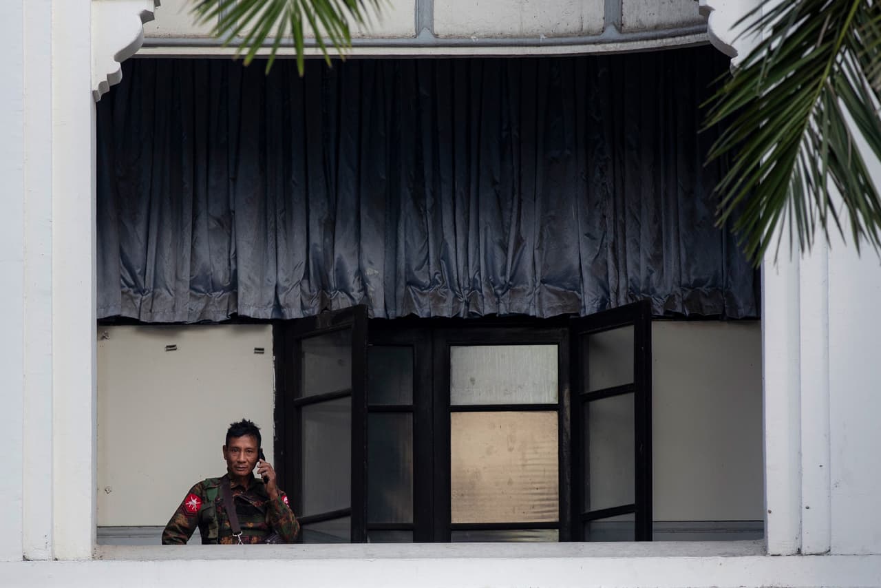 El reporte en la televisión militar indicó que el general y comandante en jefe Min Aung Hlaing quedaría a cargo del país, mientras que el vicepresidente, Myint Swe, ascendería a presidente en funciones. Myint Swe es un exgeneral conocido por liderar una brutal represión contra monjes budistas en 2007. 
<b>En un anuncio posterior, el Ejército indicó que se celebrarían elecciones en un año y los militares cederían el poder al ganador.</b>