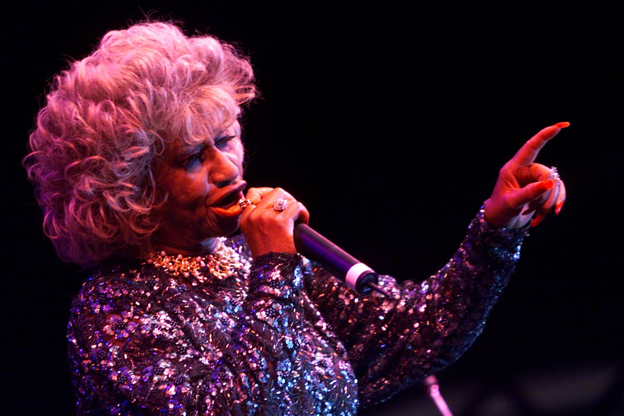 <b>Celia Cruz</b>. Dejó su patria, Cuba, el 15 de julio de 1960. Nunca pudo volver a ella. Se hizo ciudadana americana 
<a href="http://www.bbc.com/mundo/video_fotos/2013/07/130716_celia_cruz_aniversario_diez_cch">cuando apenas hablaba el inglés,</a> de hecho solía confesar que nunca terminó de aprenderlo. Su sabor y su talento fueron suficientes para conquistar no solo Estados Unidos, sino el mundo entero. 
<br>