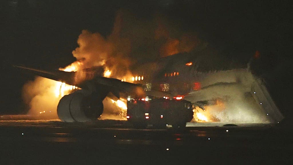 5 muertos y aviones en llamas: así fue el dramático choque de dos aeronaves ocurrido en Japón un día después del poderoso terremoto