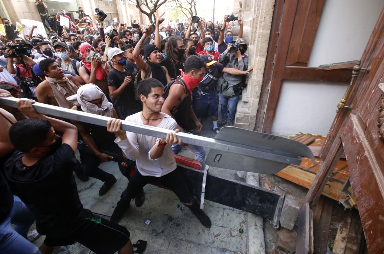 Algunos manifestantes intentaron derrumbar la puerta trasera del recinto, desde donde despacha el gobernador, y pintaron el edificio con consignas e insultos. Otro grupo logró entrar a la Dirección de Atención Ciudadana, a un costado del Palacio de Gobierno, y destruyó el mobiliario de dicha oficina.