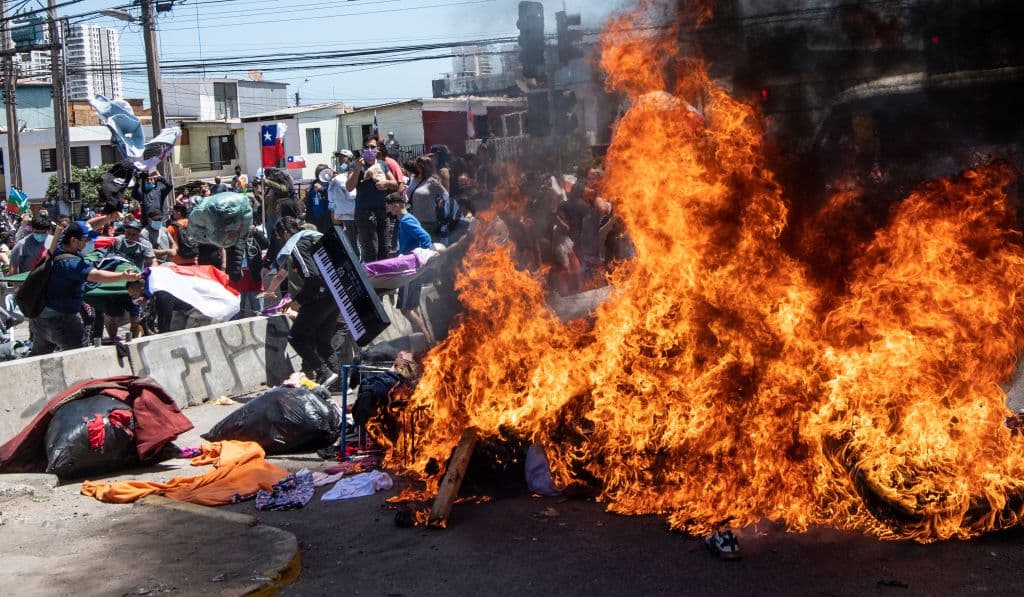 <a href="https://www.eldiarioar.com/latinoamerica/fiscalia-investiga-violenta-protesta-inmigrantes-venezolanos-chile_1_8340656.html" target="_blank">La Fiscalía de Chile investiga</a> el violento ataque de ciudadanos chilenos a un grupo de migrantes, 
<b>la mayoría venezolanos</b>, este sábado en la ciudad de Iquique, unas imágenes que dieron la vuelta al mundo y han sido condenadas por la agencia de Naciones Unidas para la infancia (UNICEF), el relator de la ONU para los Derechos Humanos de los Migrantes, Felipe González, y 
<a href="https://twitter.com/ErikaGuevaraR/status/1441921679593140224" target="_blank">Amnistía Internacional. </a>