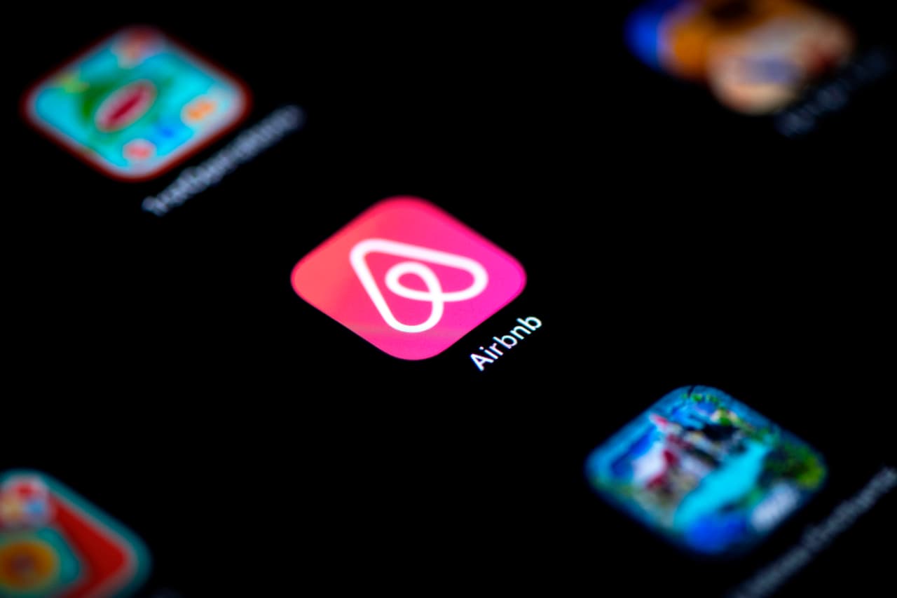 <h3 class="cms-H3-H3">6. Airbnb </h3>
<br>
<br>La aplicación de esta plataforma digital destinada a ofertar alojamientos particulares y turísticos 
<b>requiere de un 82% de las funciones del móvil</b> una vez que está abierta. 
<br>
<br>