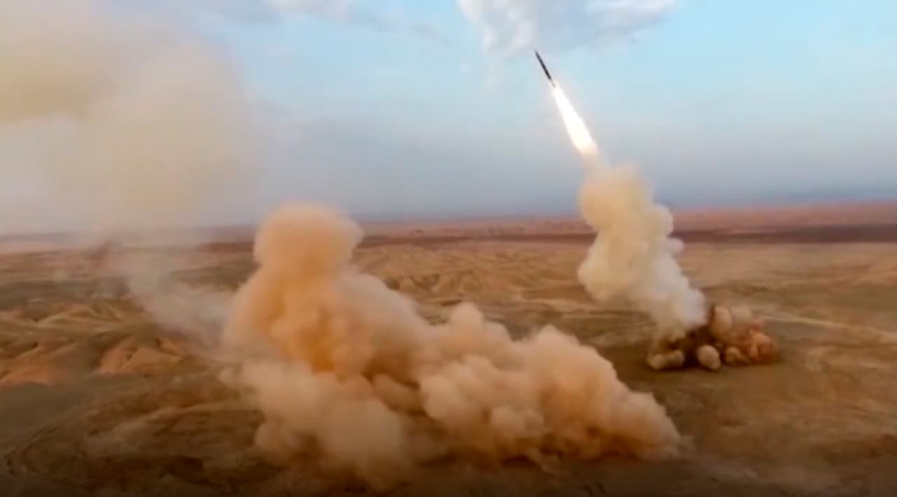 El lanzamiento de un misil balístico subterráneo, parte del ejercicio militar iraní. Según el general Amir Ali Hajizadeh, responsable de la división aeroespacial de la Guardia Revolucionaria, es la primera vez que el cuerpo hace esta clase de lanzamientos, aunque se sabe que el Irán tiene grandes bases subterráneas donde ocultan su arsenal de misiles.