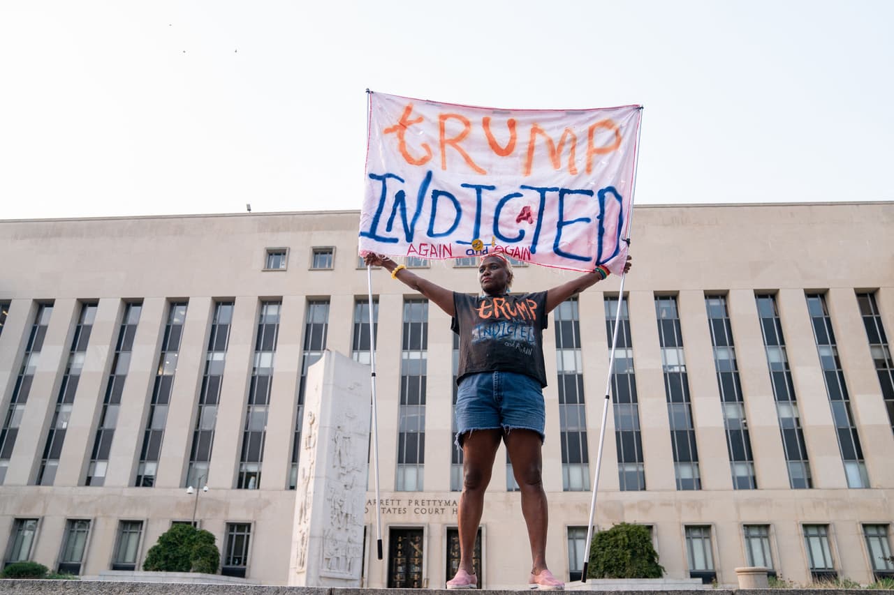 Luego que fuera acusado formalmente de delitos graves este martes, manifestantes se han hecho presentes frente al Palacio de Justicia de Barrett Prettyman en Washington DC.