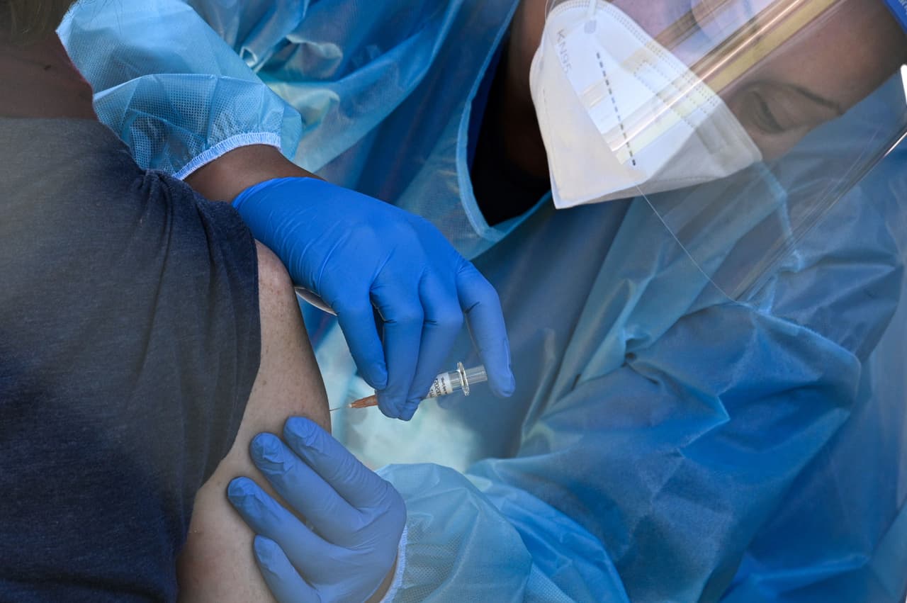 Inicialmente, era necesario dar prioridad a las personas de alto riesgo, como los proveedores de atención médica, porque las vacunas eran escasas. Ahora, con abundantes suministros, los desafíos serán diferentes.