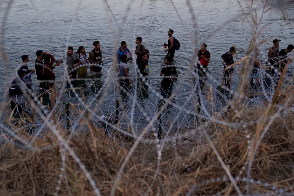  México advierte que no aceptará a migrantes repatriados por la ley SB4 de Texas 