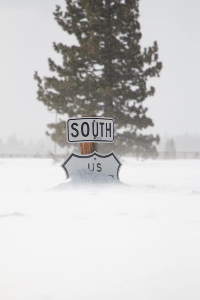 Según el 
<a href="https://www.weather.gov/sto/" target="_blank">Servicio Meteorológico Nacional</a>, algunas partes de la Sierra Nevada recibieron entre 5 y 10 pies de nieve durante las tormentas que empezaron la Navidad. Esta foto es sobre la autopista 395 en el condado Mono, en el centro-este del estado.