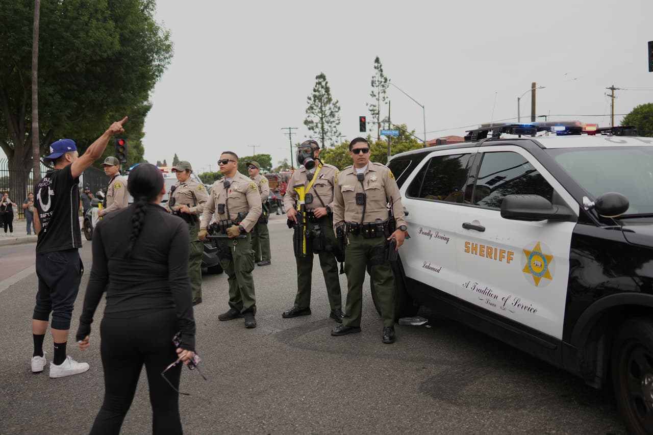 La serie de redadas coordinadas por el ICE dejó al menos 
<b>44 personas detenidas</b> el viernes en diversos puntos de Los Ángeles, desatando una ola de protestas que terminó con enfrentamientos entre manifestantes y fuerzas del orden frente a un centro de detención federal.
<br>
<br> (AP Photo/Eric Thayer)
