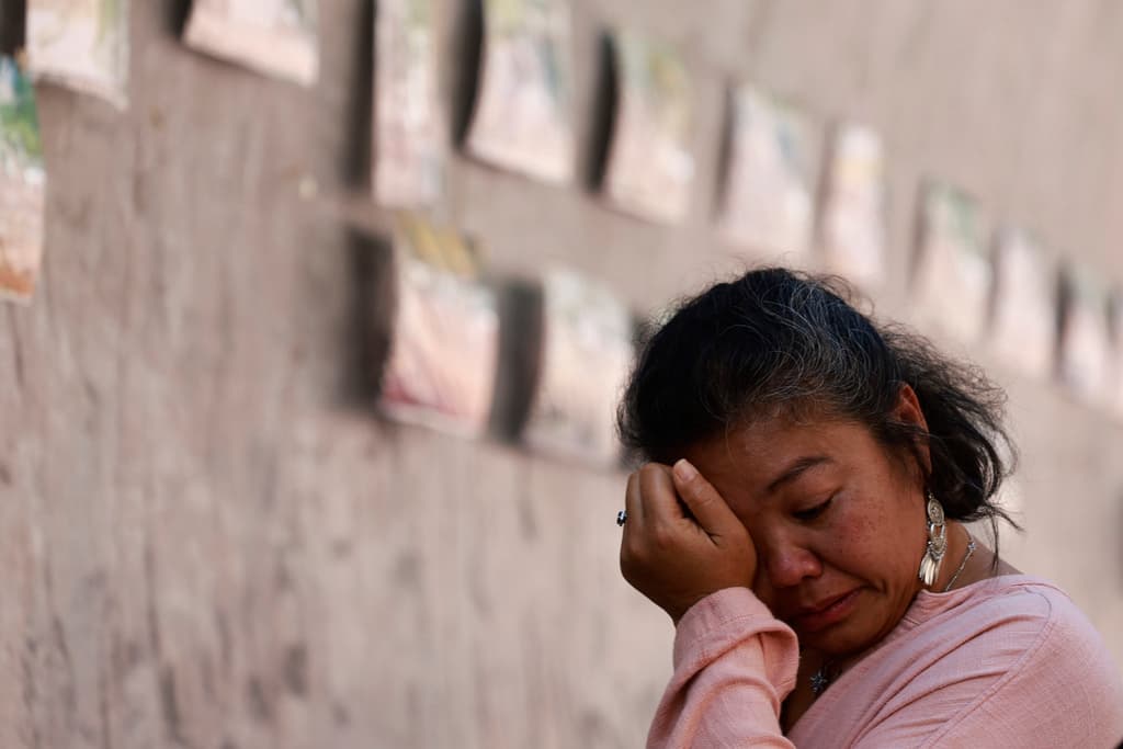Familiar de una víctima del tsunami del Océano Índico de 2004 en el Parque Conmemorativo de Ban Nam Khem, Tailandia, el jueves 26 de diciembre de 2024.