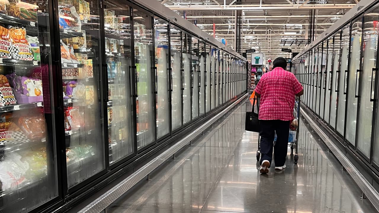 Ante el alza en precios de la canasta familiar, un experto en finanzas da consejos a las familias