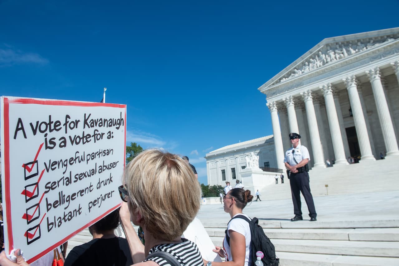 “Un voto por Kavanaugh es un voto por: un partidista vengativo, un abusador sexual en serie, un borracho beligerante, un mentiroso evidente”, frente a la Corte Suprema en Washington DC.