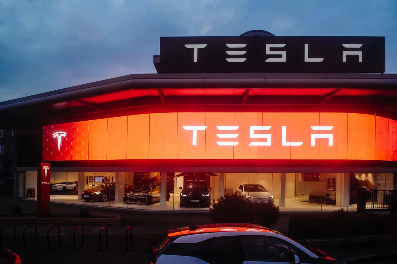 <b>Puesto 8. Tesla</b>
<br>
<br>Localización: Estados Unidos.
<br>
<br>Área: consumo discrecional (autos, baterías).
<br>
<br>Capitalización de mercado: 641,000 millones de dólares.
<br>
<br>La capitalización de mercado de Tesla aumentó en un asombroso 565%, lo que llevó más cerca a su fundador, Elon Musk, a ser la persona más adinerada del mundo. 
<br>
