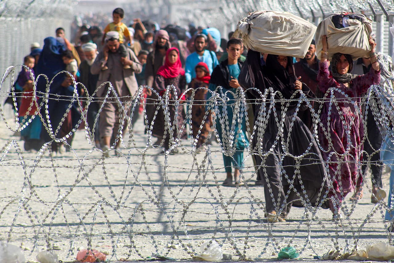 El concurrido cruce fronterizo terrestre Spin Boldak y Chaman el 24 de agosto, a unas 200 millas al suroeste de Kabul. 
<br>
<br>Solo los afganos que viajan para recibir tratamiento médico o tienen un comprobante de residencia en el país pueden cruzar, según las autoridades paquistaníes. 
<a href="https://www.theguardian.com/world/2021/aug/27/unprecedented-numbers-crossing-afghanistan-pakistan"><u>Sin embargo, unas 20,000 han estado cruzando todos los días, casi el triple de las 6,000 habituales</u></a>.
