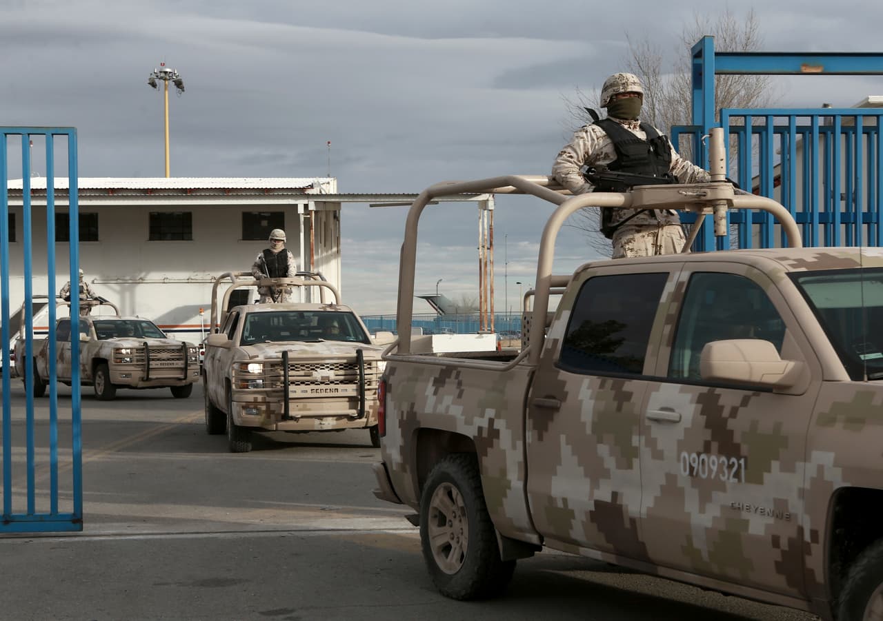 A esa hora, una caravana de vehículos militares partió desde el aeropuerto de Ciudad Juárez hacia el Cefereso número 9.
