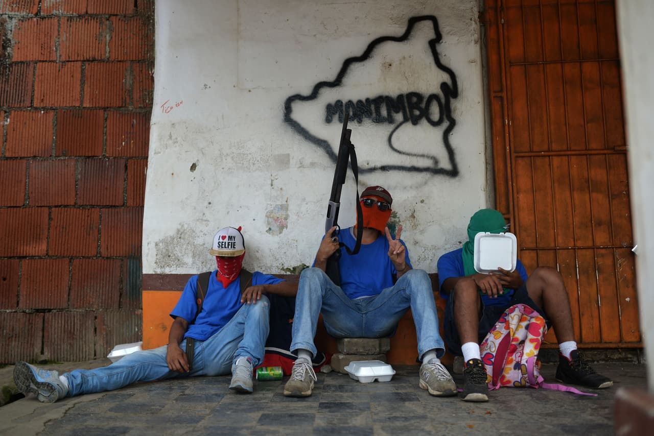La "operación limpieza", como llama el gobierno al levantamiento violento de los tranques, en el barrio indígena de Monimbó dejó al menos tres muertos y dio paso a una cacería de los ciudadanos que estaban tras las barricadas. Los vecinos reportaron que un grupo de 300 personas, en su mayoría jóvenes, huyeron a las montañas. El miércoles, la ciudad apareció tomada por paramilitares con pasamontañas y armas largas que celebraban la toma de la ciudad.