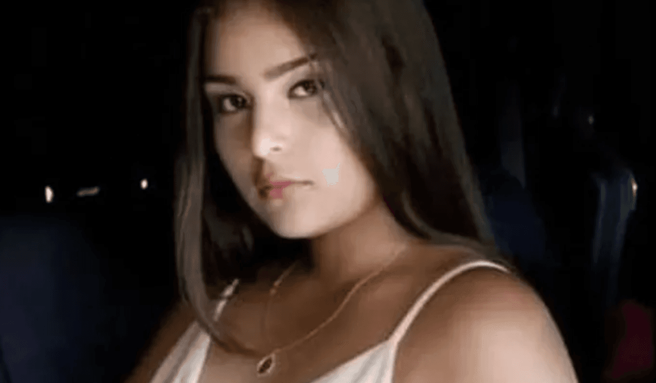 Esa tía, Dolores Olmedo, abrió una cuenta en 
<b><a href="https://www.gofundme.com/f/funeralalyssa-flores?utm_source=facebook&utm_medium=social&utm_campaign=p_cf%20share-flow-1&__FB_PRIVATE_TRACKING__=%7B%22loggedout_browser_id%22%3A%22951521bf9c1f1be138d91c08c5744b25513a97c5%22%7D&fbclid=IwAR0yVGfHzzkN2SkSvQuZVKRJciQCMNKJT4C2AnDK78bjAHLM__imxECzlOE" target="_blank">GoFundMe</a></b> para ayudar con los gastos fúnebres de la joven, que estimó en 15,000 dólares.