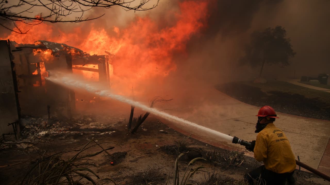 El condado de Ventura se encuentra en emergencia por un incendio forestal que ha consumido más de mil acres. Cientos de residentes tuvieron que huir del incendio forestal de rápida propagación. El incendio fue mapeado en poco menos de 250 acres por la mañana, y dos horas después era más de cinco veces más grande.