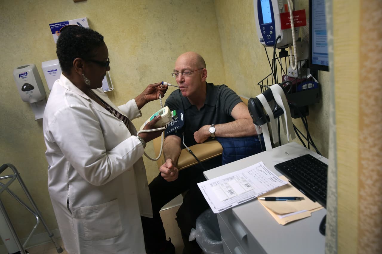 Tuvo un cáncer incurable llamado mesotelioma, que se caracteriza por tumores en el tejido que recubre el estómago, corazón y otros órganos.