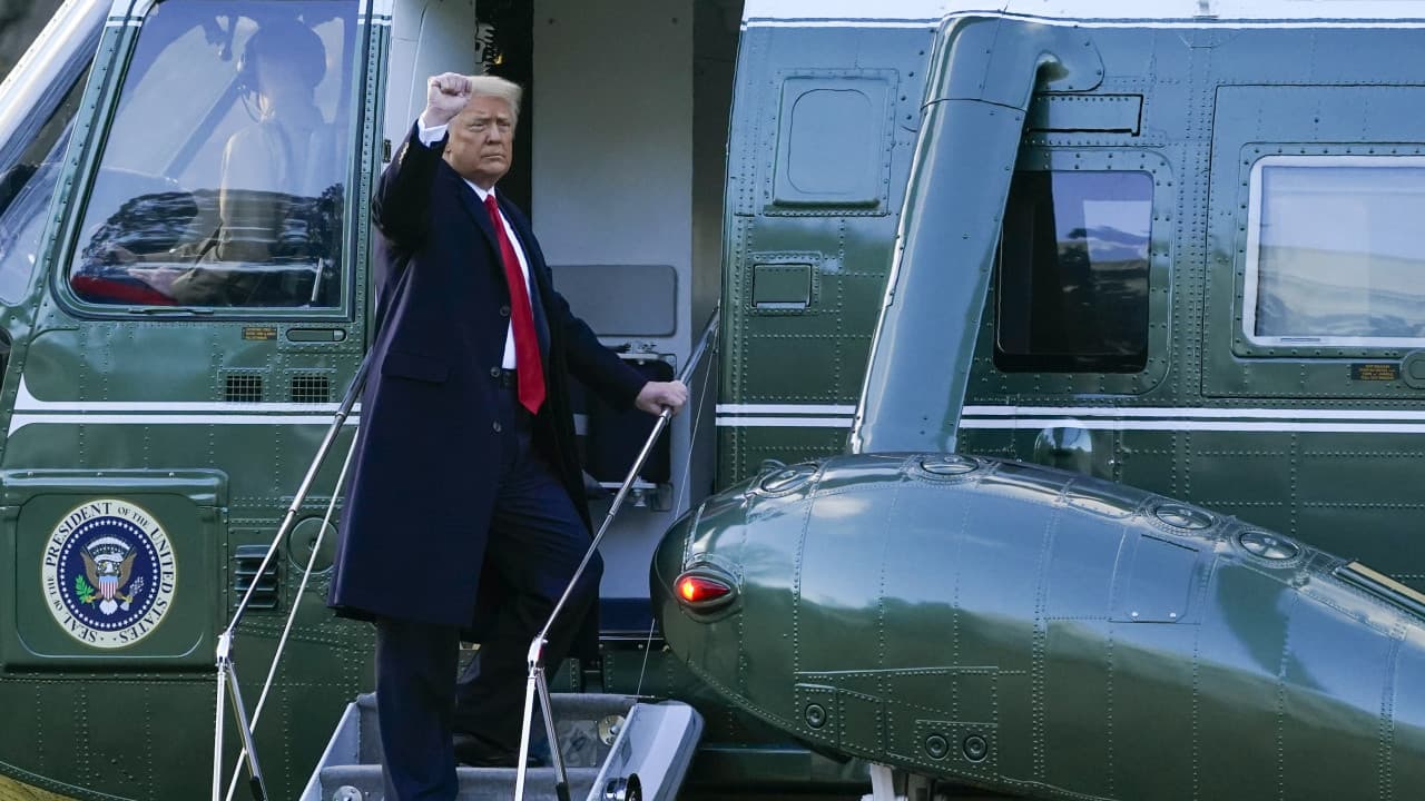 En video. Así dejó Donald Trump la Casa Blanca en su último día como presidente de EEUU. La pareja presidencial salió de la residencia saludando a un pequeño grupo de personas reunidas antes de subirse al helicóptero que los llevaría a la base Andrews para su acto de despedida.