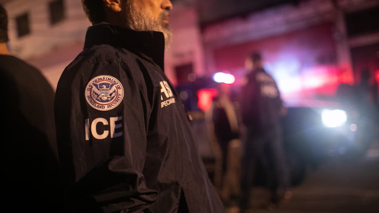 El gobierno del presidente Biden anunció nuevas reglas para la detención de indocumentados que deberán seguir los agentes de Inmigración. El anuncio es una ampliación a los lugares sensibles o de protección especial para los migrantes, en relación a los arrestos por parte de agentes de ICE o la Patrulla Fronteriza. Entre las nuevas áreas protegidas están las paradas de autobuses escolares, lugares de pruebas y vacunación, parques y centros de servicios sociales, entre otros. 
<b><a href="https://www.univision.com/noticias/inmigracion/arrestos-de-ice-durante-2021-caen-nivel-mas-bajo-en-mas-de-una-decada" target="_blank">Más información aquí</a></b>.