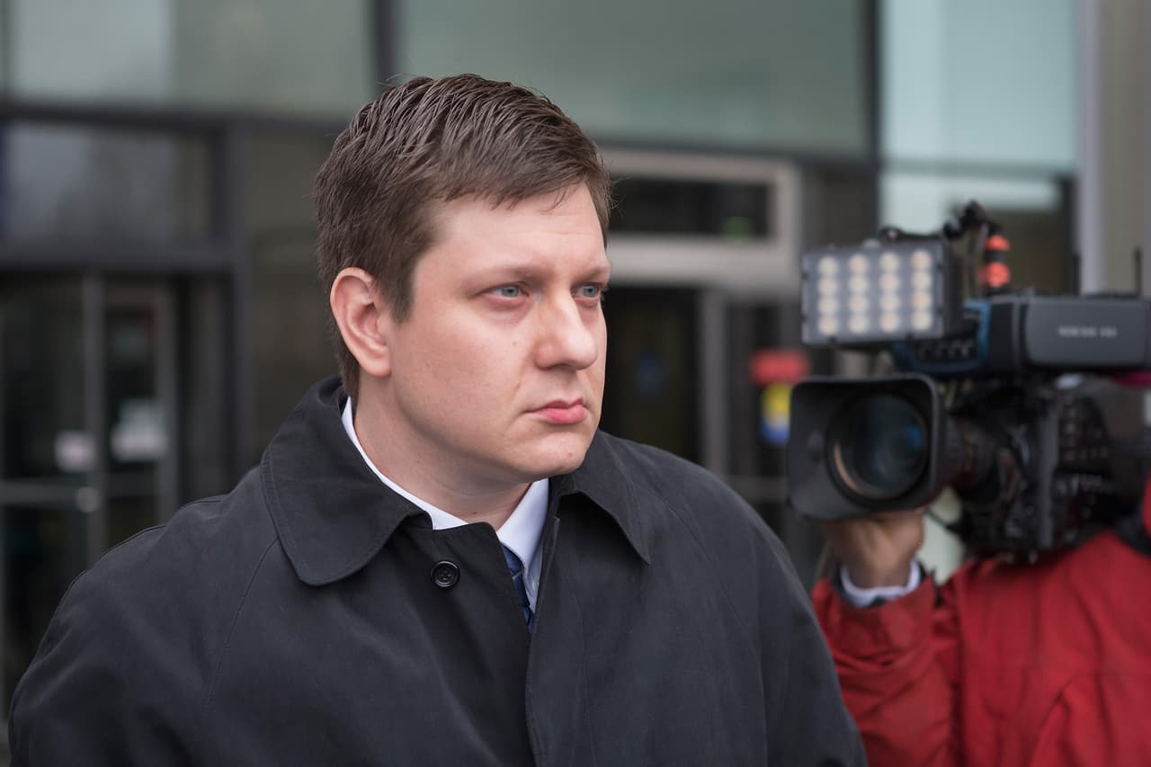 <b>31 de marzo del 2016.</b> Se da a conocer que la Orden Fraternal de los Policías (FOP) ha contratado a
<b><a href="http://www.univision.com/noticias/policia/union-de-policias-de-chicago-contrata-a-jason-van-dyke-como-conserje" target="_blank"> Jason Van Dyke</a></b> como conserje. El sacerdote y activista, Michael Pfleger manda un mensaje de Twitter en el manifesta su descontento por la protección que se dan entre policías.