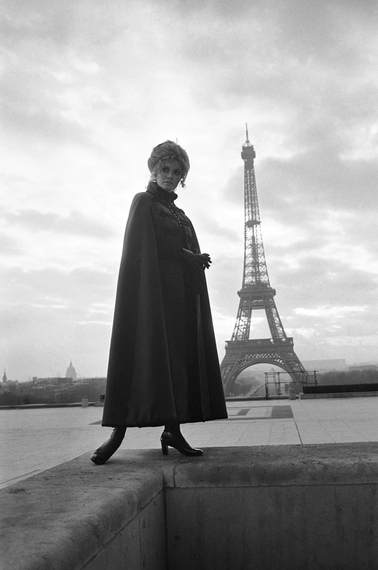 Estrellas de todas las eras y todos los países han pasado frente a este ícono y se han tomado alguna fotografía. En este caso, la actriz estadounidense Raquel Welch posa en enero de 1970. 
<b>Increíblemente, la Torre Eiffel casi fue demolida cuando el contrato de arrendamiento de 20 años de la Exposición Internacional sobre la tierra expiró en 1909.</b> Su valor como antena para transmisión de radio la salvó.