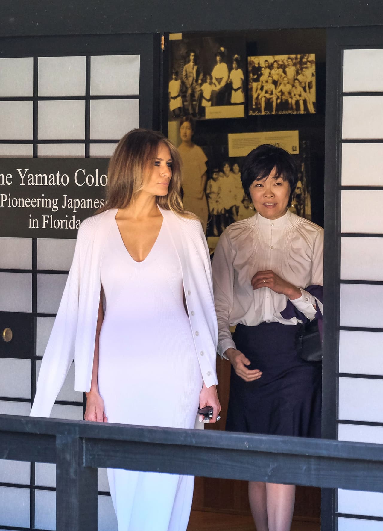 Para su paseo con Azie Abe, esposa del primer ministro japonés, por el Museo Morikami y los Jardines Japoneses, en Florida, la primera dama escogió quizás uno de sus looks más arriesgados desde que asumió su rol el pasado 20 de enero. Con un traje de tejido de punto blanco, liviano y muy 
<b>ceñido al cuerpo de la marca Calvin Klein, de 1,995 dólares, y un suéter a juego de la misma marca, de 1,895 dólares</b>, la primera dama dejó claro que puede olvidarse de sus tacones y llevar bailarinas planas y, aún así, lucir perfecta para una ocasión de estado.