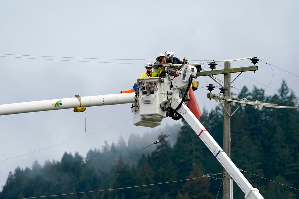 Tras del terremoto, más de 
<b>70,000 usuarios se quedaron sin servicio de energía</b>; un día después del desastre aún quedaban cerca de 40,000 sin electricidad. Actualmente son pocos los hogares sin luz, por lo que Pacific Gas and Electric Company está trabajando activamente para restaurar la energía.