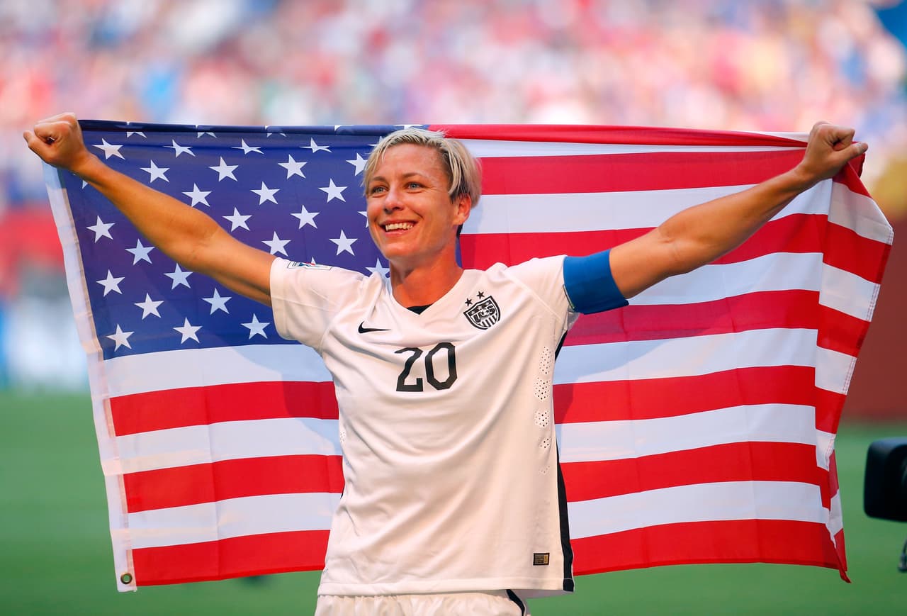 La futbolista Abby Wambach, que es la máxima anotadora del equipo femenino en la historia de Estados Unidos, estuvo incluso en la campaña de la candidata en New Hampshire.