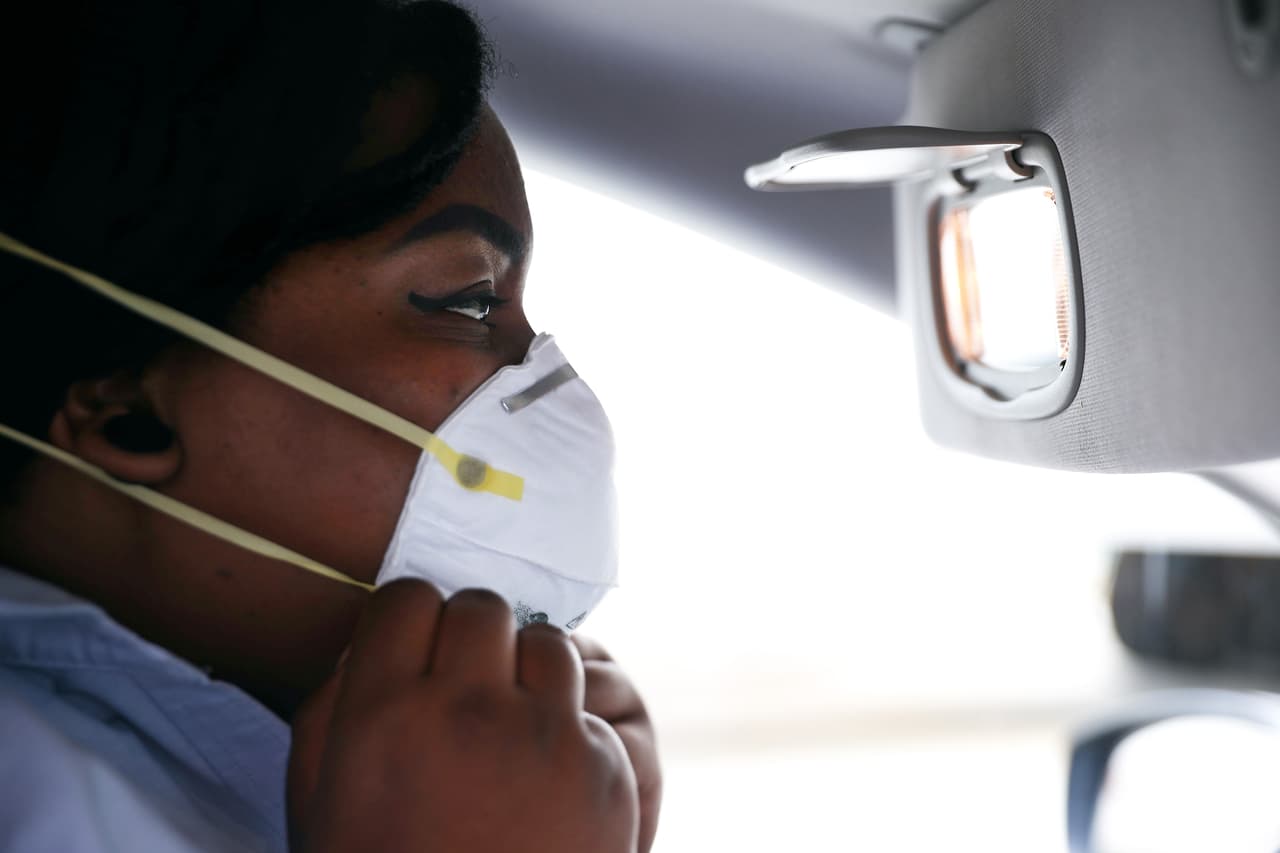 En general, 
<b>se recomienda limitar el uso de una N95 a unos dos o tres días</b>. Cada vez que se respira dentro de una de estas mascarillas, las partículas se acumulan en ella, explicó Flagan, añadiendo que esto podría dificultar la respiración si ha atrapado ya muchas partículas. 
<br>
<br>“(Las partículas) degradan el rendimiento de la mascarilla", añadió Flagan.